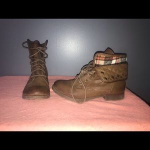 Foldable brown combat boots
